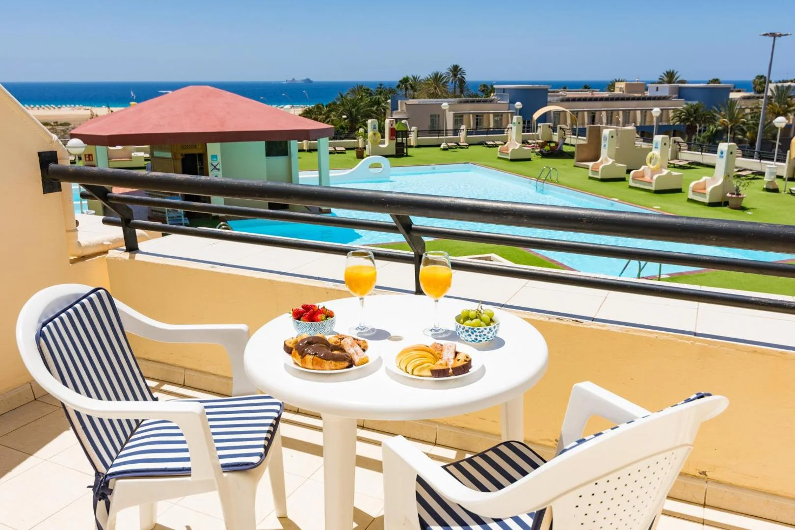 The House of Nonni Ventura - beachfront, ocean view, Wi-Fi, aircon, swimming pool 1