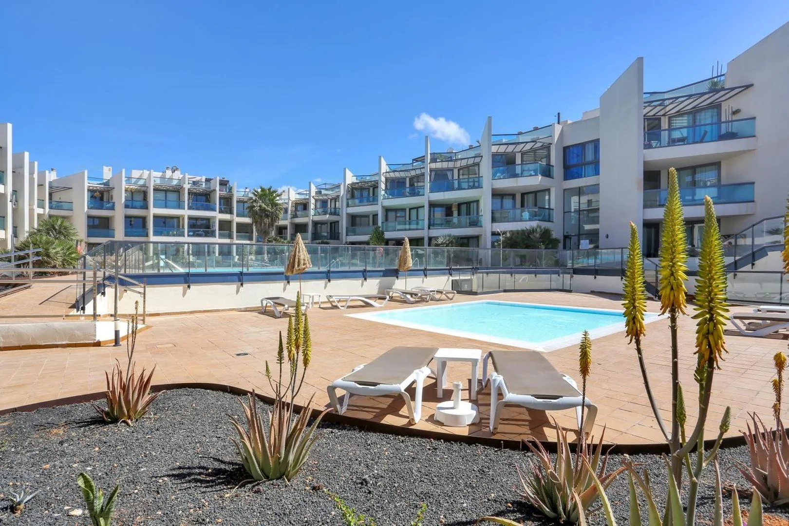 Oceanfront Apartment With Pool 5