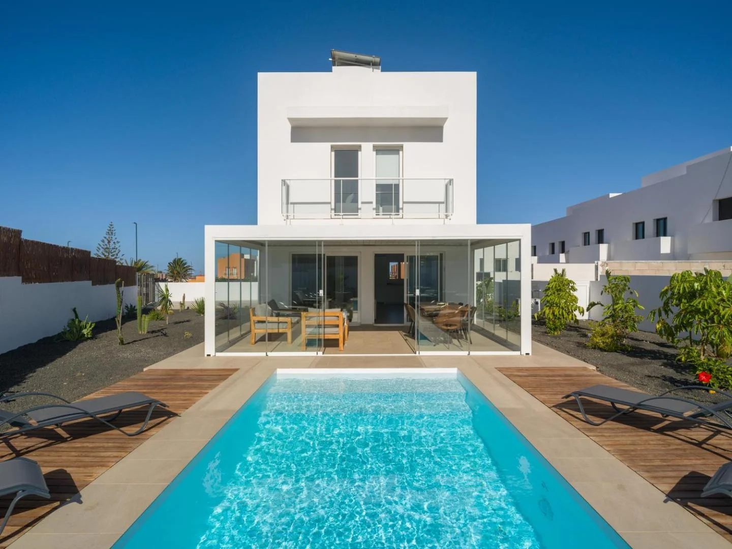 Buena Onda Modern Design, Heated Pool 1